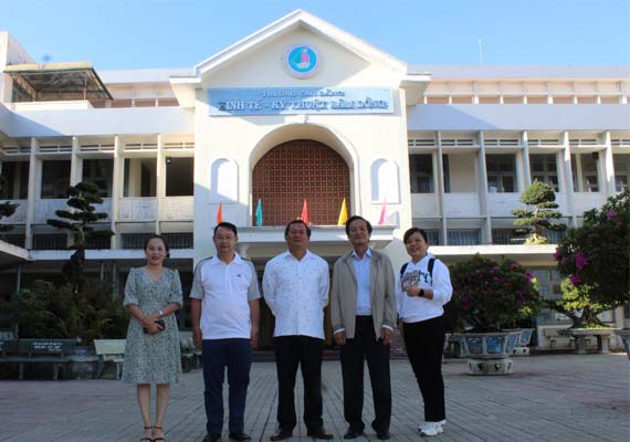 Lãnh đạo Saigon Academy làm việc với Trường Cao đẳng Kinh tế - Kỹ thuật Lâm Đồng.